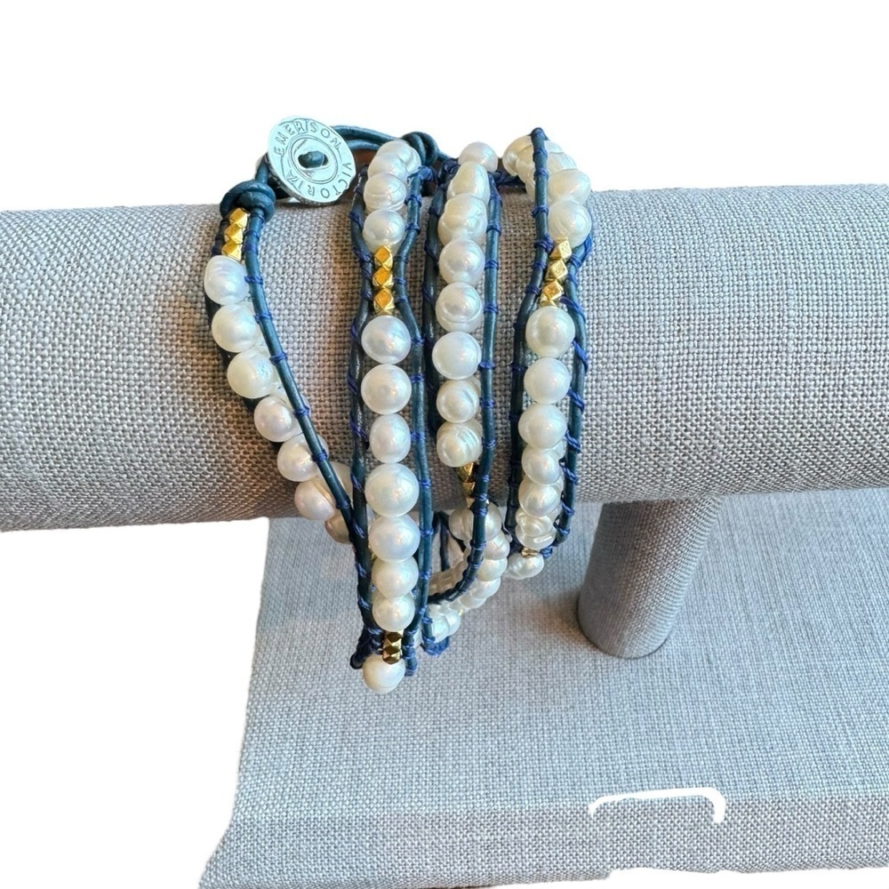 NWOT Victoria Emerson freshwater pearl wrap bracelet, gold beads, navy leather. - Picture 3 of 5